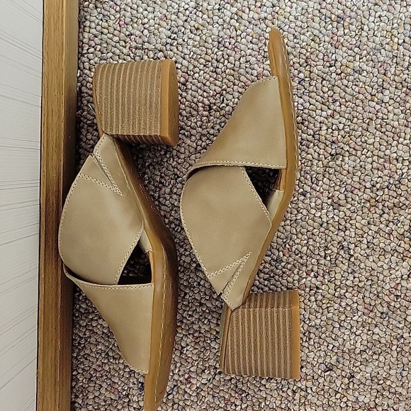 b.o.c. Women's Tan Sandals Sz 8 New Without Tags. Leather Upper - Picture 4 of 6